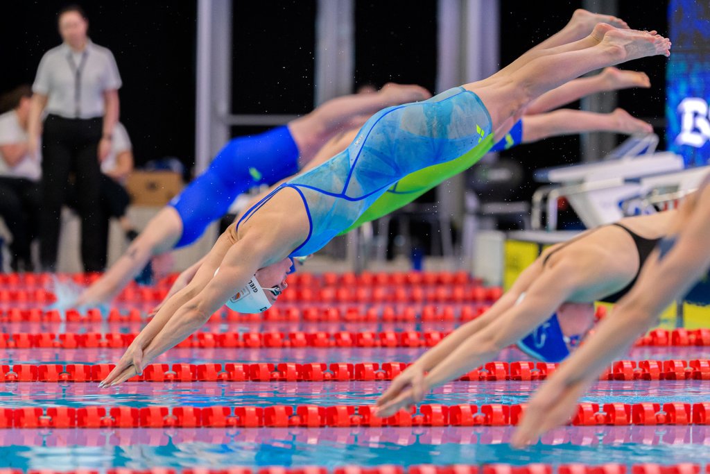 Svømmere stuper fra startpallen under Bergen Swim Festival 2025.