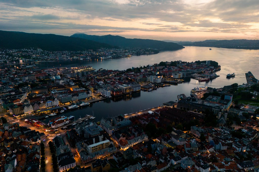 Bergen sentrum og Vågen i kveldslys.