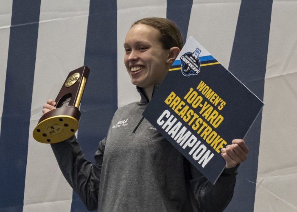 Jonette Matland Lægreid med pokal som NCAA-mester i 100 bryst.
