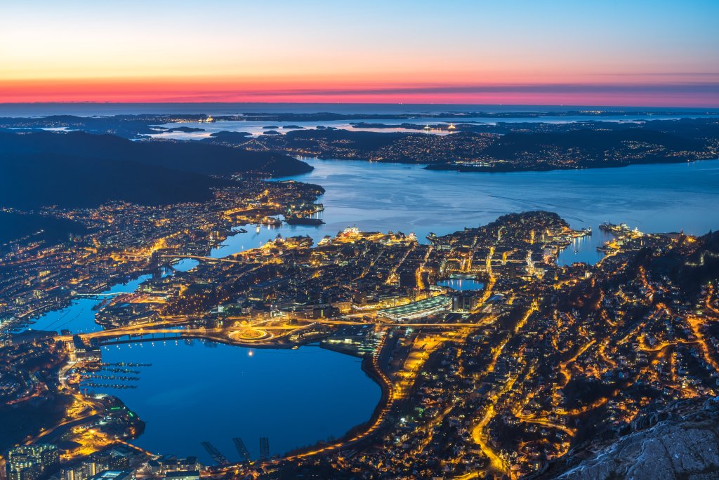Solnedgang over Bergen sett fra Ulriken.